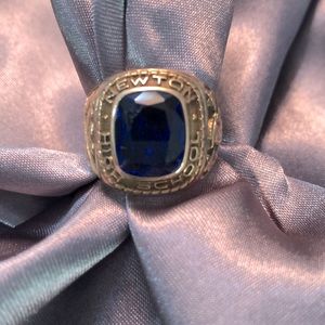 Vintage. Class ring. 1960. Marked 10 K. Bluestone.